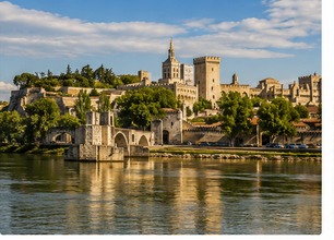 Pemandangan kota wisata Arles dan Avignon di Provence Prancis